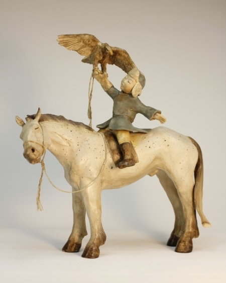 Enfant de Mongolie sur cheval blanc aigle sur son bras